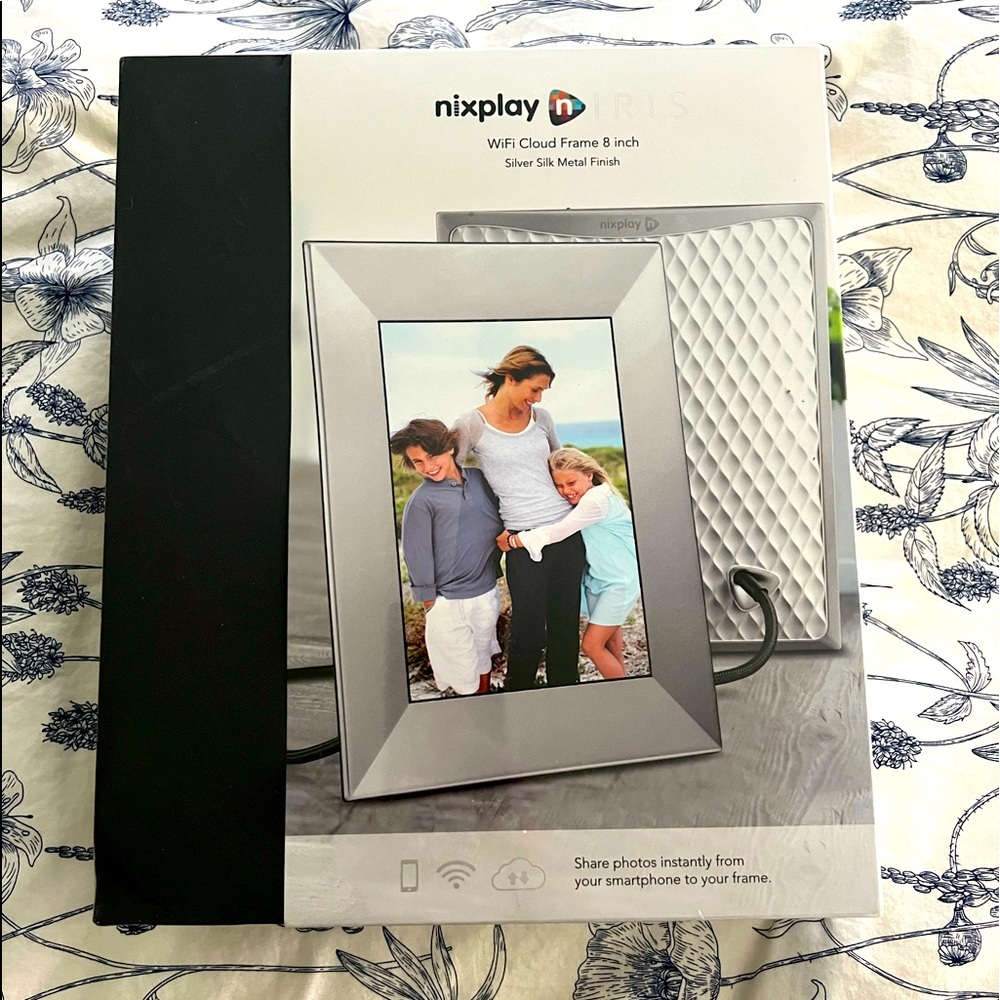Nix play electronic frame! Never used still in packaging! 8 inch. Remote control